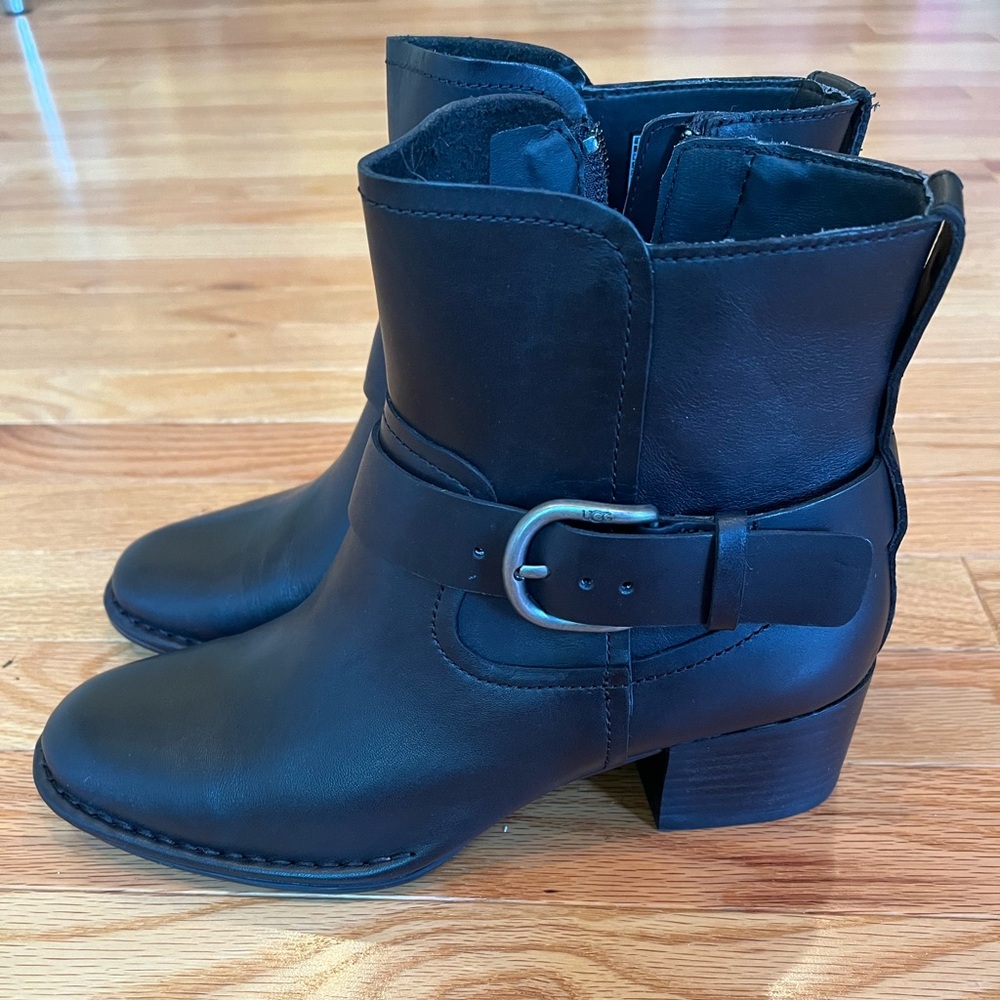 UGG Atwood Leather Stacked Heel Zipper Ankle Black Boots, Size 7 NEW
